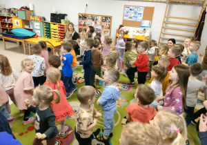 Zabawa muzyczno-ruchowa, przy dźwiękach płynących z theremin.