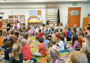 Dzieci podczas muzycznego spotkania z p. Jackiem i p. Witkiem.