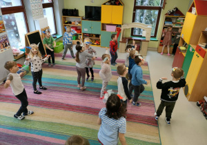 Poranne, karnawałowe zabawy przy muzyce wśród dzieci z grupy "Pszczółek" chwilę przez wystrzałem konfetti.