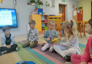 Oglądamy owoce i warzywa, które mają "Eko" znaczek.