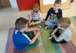 Dzieci w zespole nazywają produkty na wybranym przez siebie pasku.