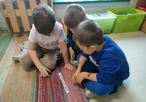 Dzieci w zespole odczytują napisy na wybranym przez siebie pasku.