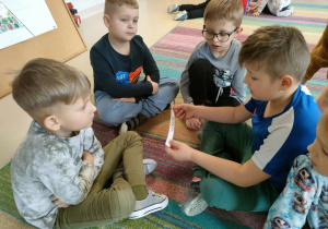 Dzieci w zespole odczytują napisy na wybranym przez siebie pasku.