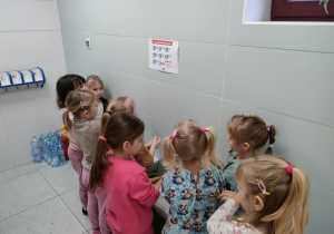 Dziewczynki z grupy "Pszczółek" ćwiczą w praktyce prawidłowe mycie rąk.