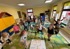 Dzieci z grupy "Biedronek" za pomocą ruchu, gestu prezentują ulubioną dyscyplinę sportową.