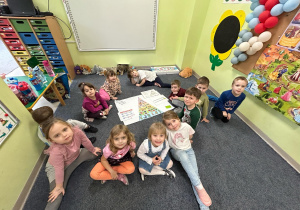Dzieci z grupy "Motylków" podczas realizacji zajęć - "Skąd się biorą produkty ekologiczne?"