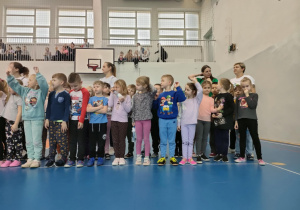 "Biedronki" czekają na ogłoszenie wyników Przedszkolnej Olimpiady Sportowej.