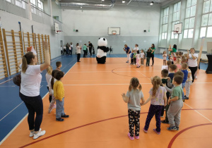 Zabawa muzyczno-ruchowa z Misiem na zakończenie olimpiady sportowej.