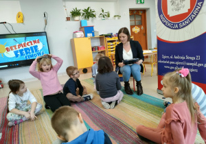 Rozwiązujemy zimowe zagadki w grupie "Pszczółek".