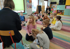 Rozwiązujemy zimowe zagadki w grupie "Pszczółek".