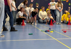 Dzieci podczas konkurencji sportowej na Turnieju SP4.