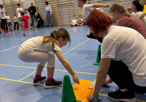 Konkurencja sportowa dla dzieci oraz wychowawcy.