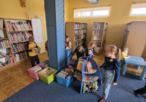 Dzieci zwiedzają pomieszczenia biblioteki