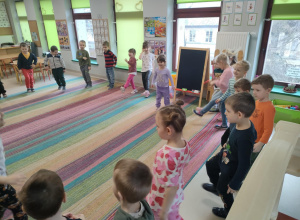 Zajęcia prowadzone metodą Weroniki Sherborne w grupach starszych.