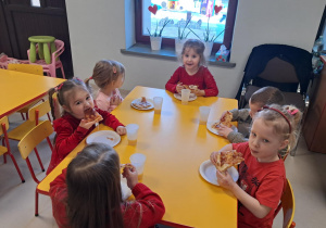 "Żabki" podczas poczęstunku w formie pysznej pizzy.