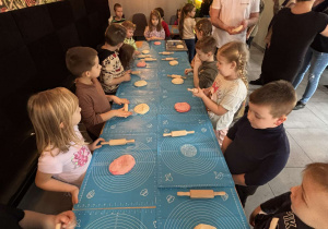 Kucharz opowiada o tym skąd się wzięła pizza i co jest potrzebne do jej zrobienia.