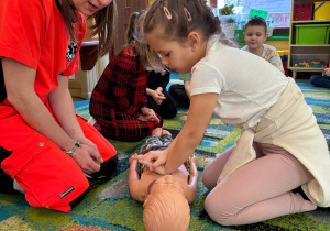 Praktyka czyni mistrza, czyli trenujemy na fantomie prawidłowe uciskanie klatki piersiowej u pacjenta z zatrzymaną akcją serca wśród dzieci z grupy najstarszej.