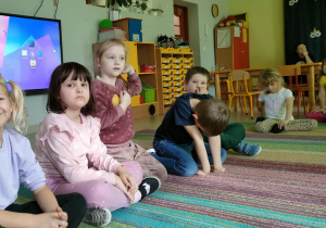 Siedzimy w kole na dywanie i rozmawiamy na temat treści wysłuchanej bajki.