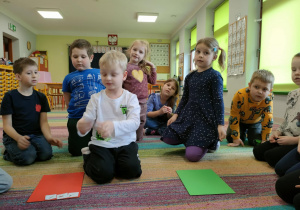 W parach wybieramy obrazek, przedstawiający przedmiot, nazywamy go oraz segregujemy na "bezpieczny" i "niebezpieczny".