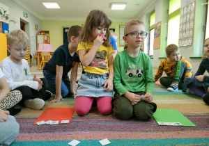 W parach wybieramy obrazek, przedstawiający przedmiot, nazywamy go oraz segregujemy na "bezpieczny" i "niebezpieczny".