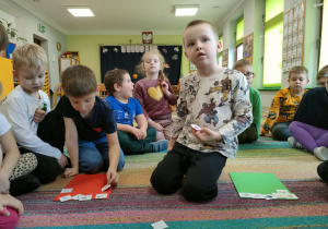 W parach wybieramy obrazek, przedstawiający przedmiot, nazywamy go oraz segregujemy na "bezpieczny" i "niebezpieczny".