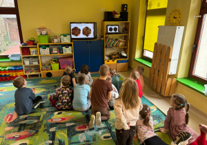 "Biedronki" oglądają film edukacyjny nt. tłustego czwartku.