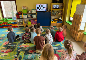 "Biedronki" oglądają film edukacyjny nt. tłustego czwartku.