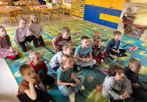 "Biedronki" oglądają film edukacyjny nt. tłustego czwartku.