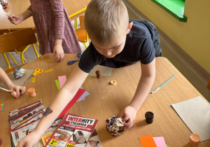 Dzieci z grupy najstarszej podczas pączkowej pracy plastycznej.