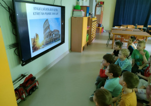 Oglądamy film edukacyjny nt. Włoch, przy jednoczesnym słuchaniu włoskiej piosenki "Felicita".