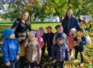 Jesienny spacer w towarzystwie dzieci z grupy "Biedronki" z Przedszkola Miejskiego Nr 4