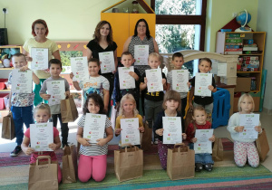 Wręczenie nagród rzeczowych i dyplomów za zdobycie 3 miejsca w Projekcie "Zdrowo jem, więcej wiem".