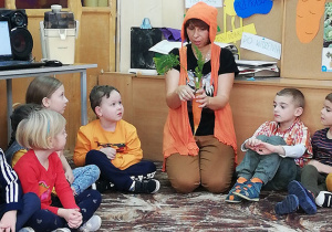 Dzieci słuchają ciekawostek o marchewce