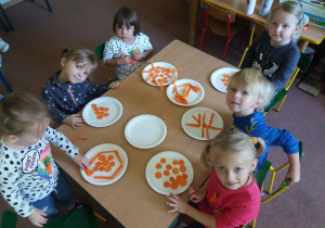 Dzieci z "Biedronek" układają kompozycje z marchewek