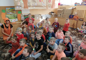 Dzieci oglądają prezentację o walorach zdrowotnych marchewki