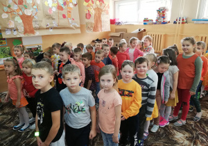 Dzieci czekają na rozpoczęcie wyścigów z marchewką