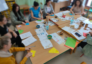 "Płyną statki z bananami" - praca techniczna - wykonanie kolorowych statków z origami przez Rodziców 6-latków.