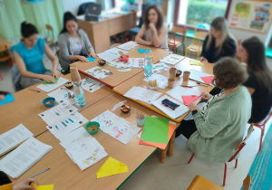 "Płyną statki z bananami" - praca techniczna - wykonanie kolorowych statków z origami przez Rodziców 6-latków.