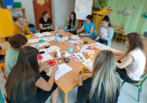 "Płyną statki z bananami" - praca techniczna - wykonanie kolorowych statków z origami przez Rodziców 6-latków.