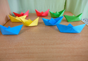 Kolorowe statki origami wykonane przez Rodziców 6-latków podczas Warsztatów o zdrowych przekąskach.