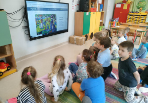 Oglądamy obrazy Georgesa Seurata, na których dominują kropki (pointilizm) na ekranie multimedialnym.
