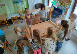 Tworzenie własnych kropkowanych dzieł, za pomocą folii, farb w różnych barwach i swoich paluszków.