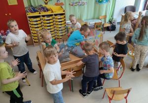 Tworzenie własnych kropkowanych dzieł, za pomocą folii, farb w różnych barwach i swoich paluszków.