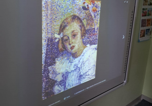 Pokaz reprodukcji obrazów techniką pointilizmu na tablicy multimedialnej.