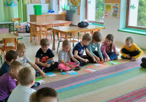 Wybrane dzieci, po udzieleniu prawidłowej odpowiedzi na temat treści bajki, odkrywają jedną część szablonu.