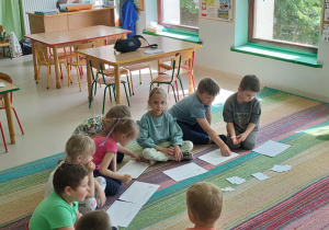 Wybrane dzieci podczas przerwy, układają element, który wspomniany został w treści bajki.