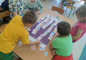 Współpracując w zespole, dzieci uzupełniają rytm składający się z 5-ciu innych szablonów jajek.