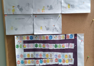 Prace projektowe dzieci na tablicy dla Rodziców.