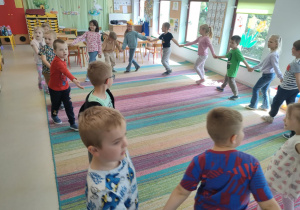 Tańczymy i śpiewamy piosenkę "Kaczuszki".