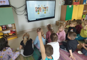 Oglądamy prezentację o wojnie i pokoju na ekranie multimedialnym.